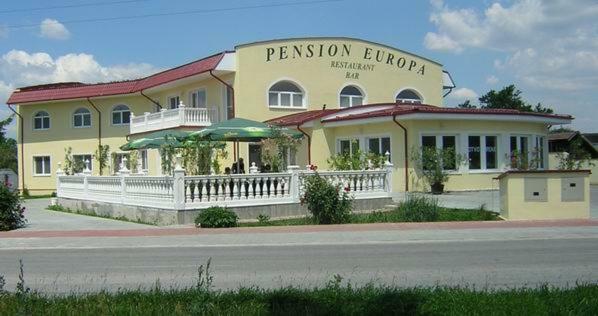 Penzion Europa Diakovce מראה חיצוני תמונה